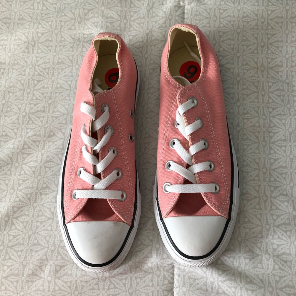 Pink Low Top Converse: Size 6!
